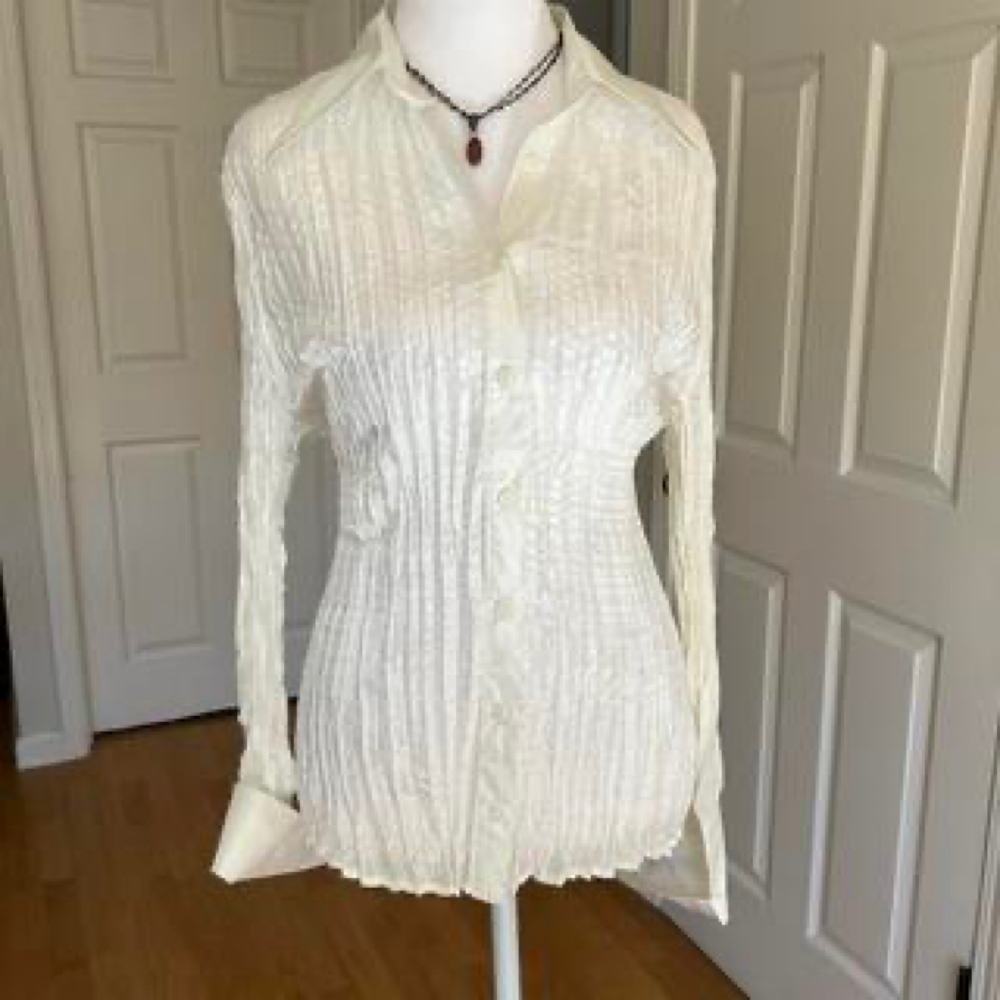 Vintage white cream ruffle crinkle long sleeve button up collared shirt